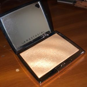 Anastasia Beverly Bills X Amrezy highlighter
